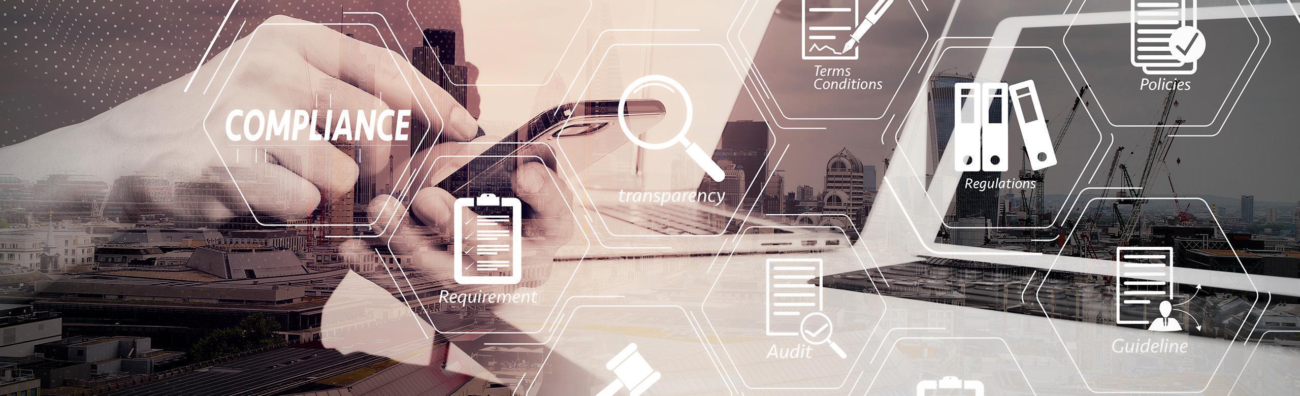 Digitales Konzeptbild zum Thema „Compliance“: Überlagerung von Symbolen wie Akten, Lupe, Richtlinien, Checklisten und Texten wie „Transparency“, „Audit“, „Policies“ auf einem Stadt- und Büroumfeld mit Händen, die ein Tablet bedienen.