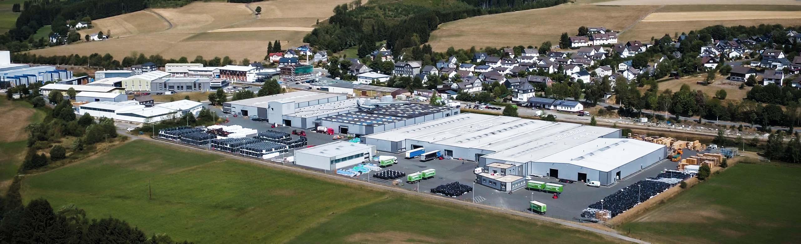 Luftaufnahme des Produktionsstandortes in Bad Berleburg-Raumland